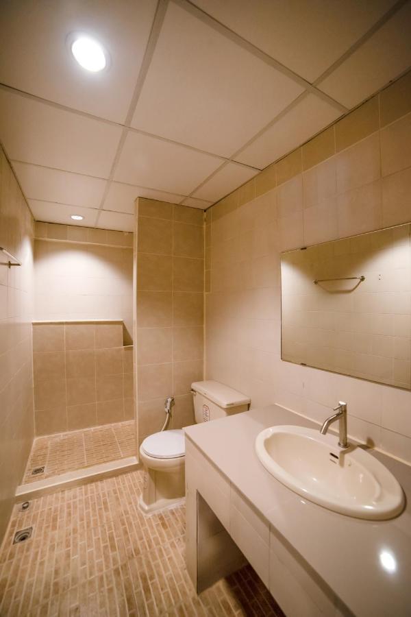 Oyo 602 L'Hotel Бангкок Экстерьер фото