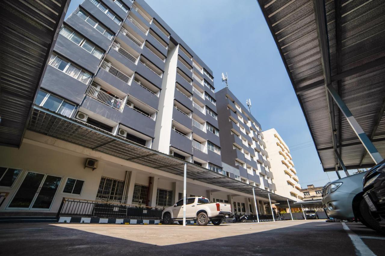 Oyo 602 L'Hotel Бангкок Экстерьер фото