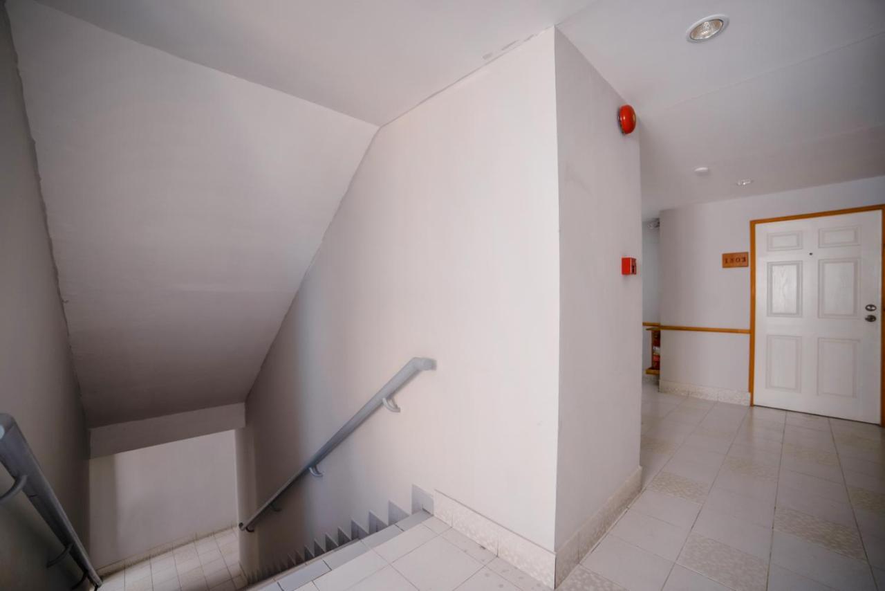 Oyo 602 L'Hotel Бангкок Экстерьер фото