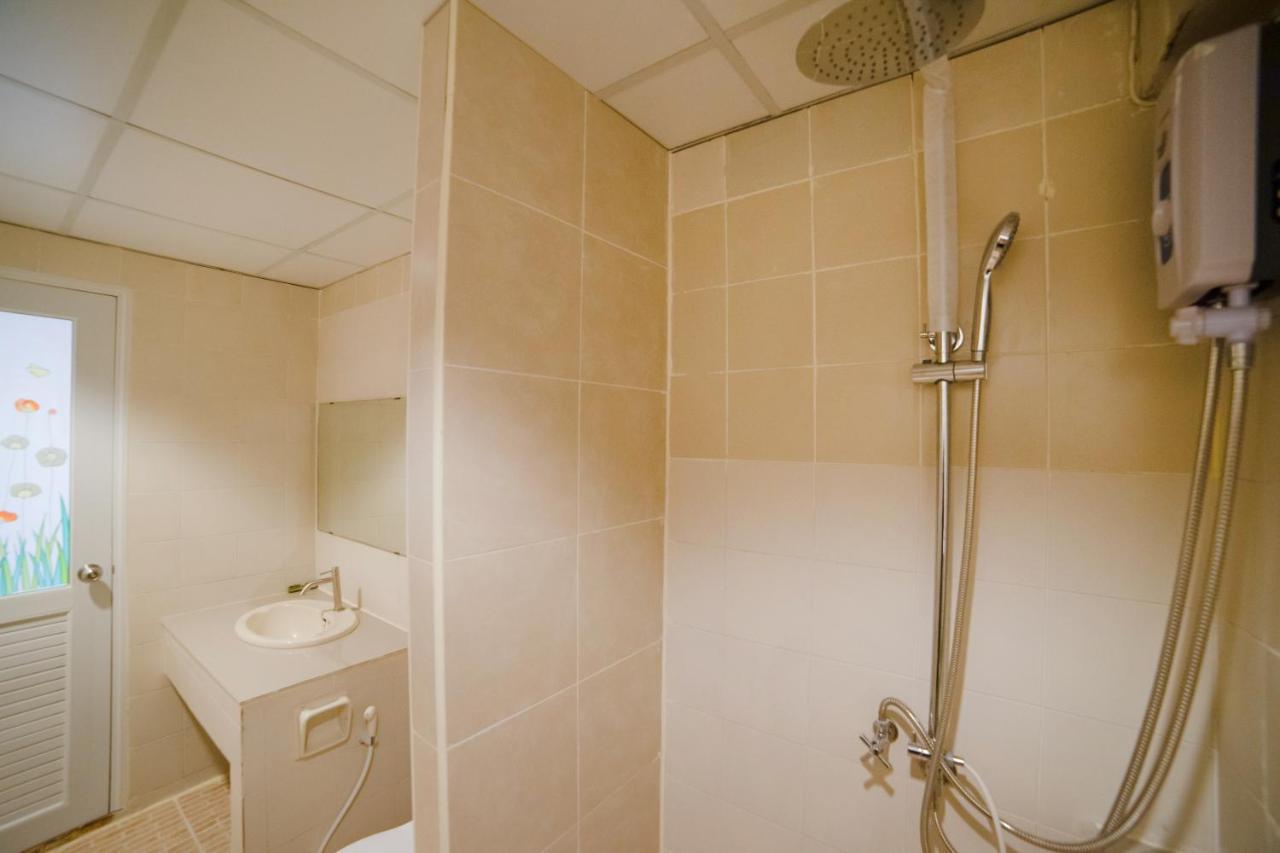 Oyo 602 L'Hotel Бангкок Экстерьер фото